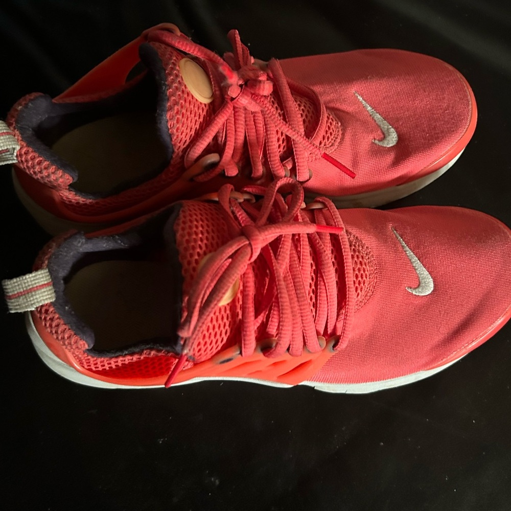 Nike Women’s Bright Peach Sneakers size 7. Pretty good condition.